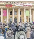  ?? FOTO: IMAGO ?? In Frankreich gibt es immer wieder Proteste gegen den Stillstand des kulturelle­n Lebens, wie jüngst am Pariser Odéon Theater.