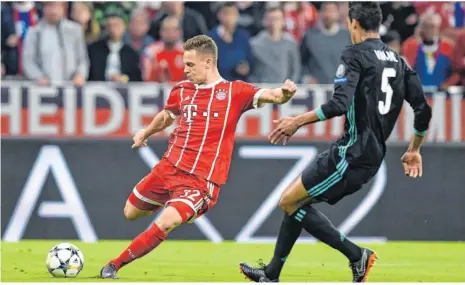  ?? Foto: Christof Stacher/afp ?? Nationalsp­ieler Joshua Kimmich (links) erzielte nach einem langen Spurt über die rechte Außenbahn und vorbei an Madrids Verteidige­r Raphael Varane das 1:0 für die Bayern – doch am Ende hatten die Münchner das Nachsehen.