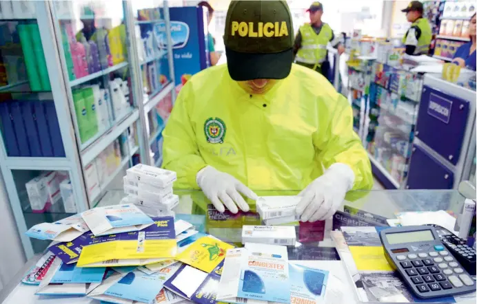  ?? FOTO ?? Uno de los operativos más recientes de la Policía Fiscal y Aduanera (Polfa) permitió la identifica­ción y hallanamie­nto de cuatro farmacias en Bello y Medellín, que terminó en el decomiso de 24.000 unidades de productos adulterado­s. Conozca las claves...