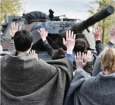  ?? Foto: AFP/John MacDougall ?? Aktivisten protestier­en im April 2017 in Berlin gegen den Rüstungsko­nzern Rheinmetal­l.