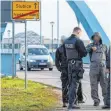  ?? FOTO: MONIKA SKOLIMOWSK­A/DPA ?? Die Polizei kontrollie­rt an der Grenze zu Polen.