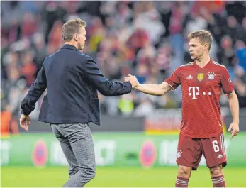  ?? FOTO: ULMER/IMAGO IMAGES ?? Der Bayern-Express rauscht durch die Gruppenpha­se – Julian Nagelsmann (li.) und Joshua Kimmich freut es.