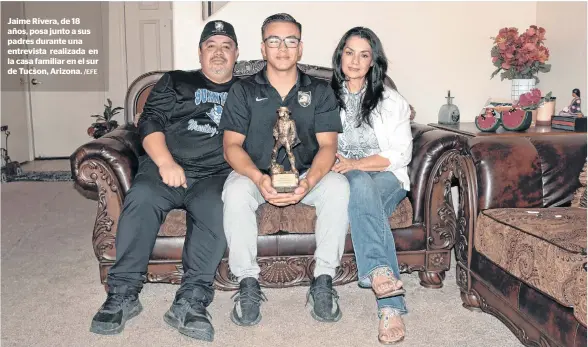  ?? /EFE ?? Jaime Rivera, de 18 años, posa junto a sus padres durante una entrevista realizada en la casa familiar en el sur de Tucson, Arizona.