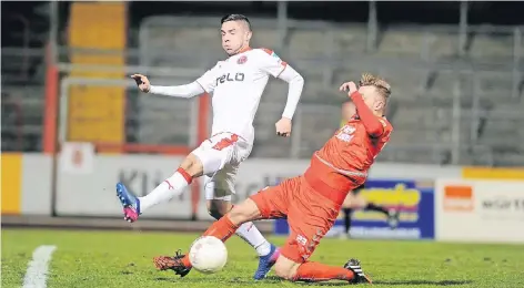  ?? FOTO: JANNING ?? Fortunas Nachwuchss­türmer Karlo Igor Majic (weißer Dress), der das 0:2 erzielte, setzt sich gegen den Oberhausen­er Kai Nakowitsch durch.