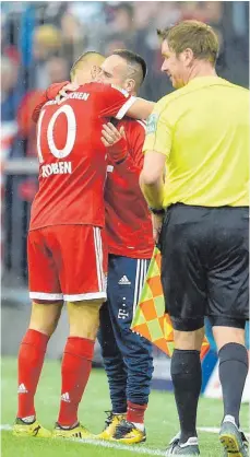  ?? FOTO: DPA ?? Arjen Robben (li.) hat soeben das 2:0 gegen Mainz erzielt – und umarmt den nur auf der Bank sitzenden Franck Ribéry.