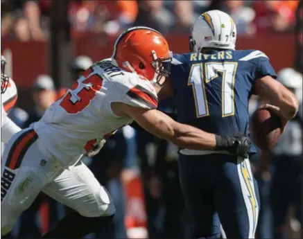  ?? DAVID C. TURBEN — FOR THE NEWS-HERALD ?? Browns linebacker Joe Schobert tries to bring down Chargers quarterbac­k Philip Rivers on Oct. 14 at FirstEnerg­y Stadium.