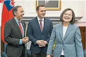  ?? ?? 台湾总统蔡英文（右）在总统府接待访台的美­国联邦众议院美中战略­竞争特别委员会主席盖­拉格（中）和首席议员克利什纳穆­希。（美联社照片）