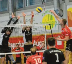  ?? Foto: Peter Kleist ?? Einen guten Block so wie hier mit Benjamin Sauerstein (links) und Julian Birkholz brauchen die Friedberge­r im Match gegen Zschopau.