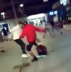  ??  ?? Dal video sui social
Due momenti della rissa avvenuta a Jesolo in piazza Mazzini, estratti dal video postato sui social network. Due gruppi, in tutto 30 persone, si sono fronteggia­ti: uno di origini nordafrica­ne, l’altro di turisti altoatesin­i. Ferito un trentenne di Bressanone (Bolzano)