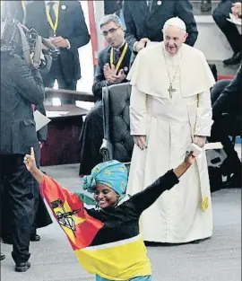  ?? TIZIANA FABI / AFP ?? Una mujer, feliz porque el Papa le ha bendecido un rosario, en Maputo