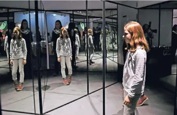  ?? FOTO: YAKUB ZEYREK ?? Ein Spiegellab­yrinth gehört zu den Ausstellun­gsstatione­n, bei denen es um Sinnestäus­chungen geht.