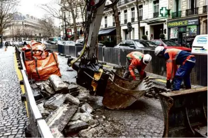  ?? ?? Top: A pool from the 1924 Paris Olympics is getting a makeover ahead of the city’s 2024 Summer Games. Above: New bicycle lanes are being constructe­d to reduce reliance on motor vehicles. Left: Constructi­on equipment at Place de la Concorde.