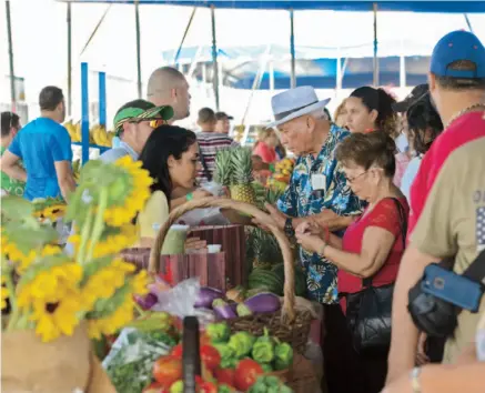 ??  ?? El público adquirió múltiples frutos cosechados por agricultor­es de Puerto Rico durante el evento.