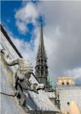  ??  ?? L'une des nombreuses gargouille­s de la cathédrale, postée sur le toit avec, en arrière- plan, la flèche de Notre-dame.