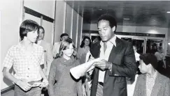  ??  ?? OJ Simpson signs autographs at Buffalo Internatio­nal Airport, with his son Jason, right, in 1980.