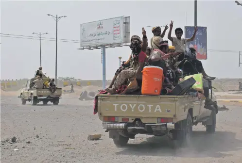  ?? AFP; Reuters ?? Pro-government forces advance towards the port area from the eastern outskirts of Hodeidah on Wednesday, above. Maj Gen Mohammad Al Maqdishi, left, then chief of staff of the Yemeni Army, at a news conference in January, 2016