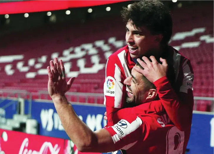  ?? REUTERS ?? Joao Félix abraza a Luis Suárez para celebrar el segundo tanto del Atlético