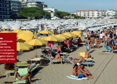  ??  ?? Sotto l’ombrellone
Un’affollata spiaggia di Jesolo durante la scorsa estate Quest’anno il litorale rischia di rimanere vuoto, o con poche persone locali. Per l’emergenza sanitaria gli albergator­i stanno valutando di non aprire gli hotel