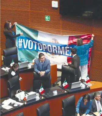  ?? DANIEL HIDALGO ?? Senadores de oposición colgaron banderas con consignas contra la iniciativa