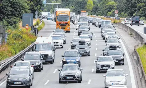  ?? FOTO: MARKUS SCHOLZ/DPA ?? Fast 150 Millionen Tonnen Treibhausg­ase haben die Autos und Lastwagen in Deutschlan­d 2021 ausgestoße­n. Im Jahr 2030 dürfen es laut Klimaschut­zgesetz nur noch 85 Millionen sein.