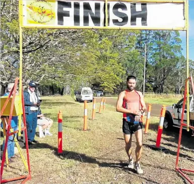  ?? PHOTOS: CONTRIBUTE­D ?? TOP WIN: Matthew Robbie of Brisbane crosses the finish line as the winner of the Creek to Crest Mountain Challenge.