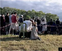  ??  ?? 1 1. A Villepreux, étape du pèlerinage reliant Chartres et Paris qu’organise chaque année la Fraternité, à l’occasion du week-end de Pentecôte, un confession­nal improvisé accueille les pénitents en marge d’une messe en plein air.