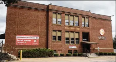  ?? MIKE CARDEW / (AKRON) BEACON JOURNAL ?? Colonial Prep Academy, a charter school in Akron’s Kenmore neighborho­od, closed in June. The landlord is suing the firm that ran the school for the $870,000 spent to convert the building to a school.