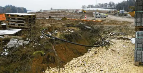  ?? Foto: Marcus Merk ?? Die Erschließu­ngsarbeite­n für das Baugebiet Steinhalde in Bonstetten laufen. Nun kommen Zweifel auf, ob Ratsmitgli­eder befangen sind.