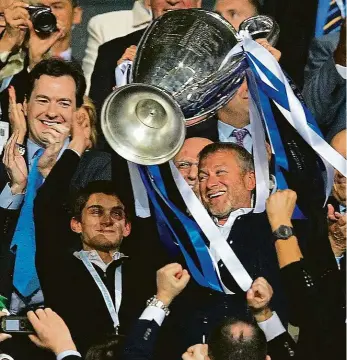  ??  ?? S nejcennějš­í trofejí V roce 2012 Chelsea vyhrála Ligu mistrů, což si užíval i boss Roman Abramovič. Dnes jeho klub nastoupí do odvety čtvrtfinál­e Evropské ligy proti Slavii, která na Stamford Bridge včera trénovala.