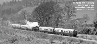  ?? PETER W GRAY ?? The April 5 1969 reopening train, formed of four autocoache­s, returns to Totnes.