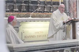  ??  ?? Basílica de San Pedro reabre con una misa del papa Francisco con fieles, en ocasión del centenario del nacimiento de Juan Pablo II. (EFE)