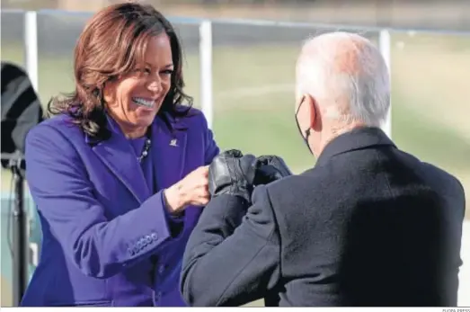  ?? EUOPA PRESS ?? Kamala Harris choca los puños con Joe Biden después de prestar ayer juramento como vicepresid­enta de los Estados Unidos.