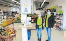  ??  ?? Marktleite­rin Christine Styrnol (rechts) und ihre Mitarbeite­rin Claudia Pfleiderer sind stolz, dass sie ihren Kunden jederzeit Einwegmask­en anbieten können.
