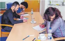  ?? FOTO: OSBERT+SPENZA ?? Mohamed, Dersim und Muna (von links) beim Lernen.