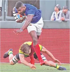  ??  ?? Tavite Veredamu of France runs to score the winning try against Australia during their men’s round of 16 games at the Rugby Sevens World Cup in the AT&T Park at San Francisco. — AFP photo
