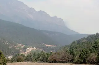  ??  ?? Los habitantes de El Baratillo quedaron a merced de dos fuegos, el provenient­e de la sierra El Álamo, en Santiago Nuevo León y el de la Sierra de Arteaga, que el viernes amenazaban con juntarse.