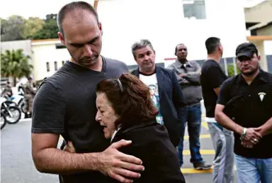  ??  ?? O deputado federal Eduardo Bolsonaro recebe abraço de apoiadora de seu pai em Juiz de Fora