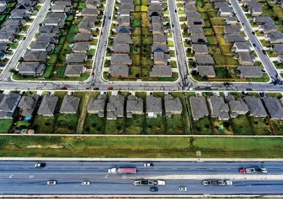  ?? William Luther / Staff photograph­er ?? A subdivisio­n of homes sits beyond traffic on Culebra outside Loop 1604. Three census tracts on the far West Side around Culebra, Alamo Ranch and Government Canyon State Natural Area are the fastest-growing ones in Bexar County.