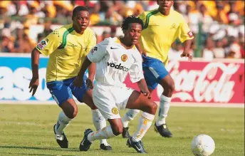  ??  ?? Thabiso Rammile of Mamelodi Sundowns (l) takes on Gerald Sibeko of Kaizer Chiefs during an Absa Premiershi­p match on 19 February 2005. Chiefs beat Sundowns 4-3.