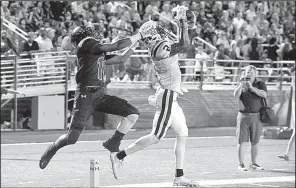  ?? NWA Democrat-Gazette file photo ?? Kamren Curl (right) of Muskogee, Okla., makes an intercepti­on against Fayettevil­le in 2015. Curl is now a freshman cornerback for the Arkansas Razorbacks.