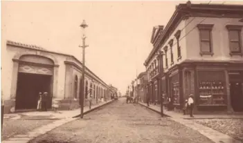  ??  ?? Avenida central, calle 5. Entrada del Mercado Central (Foto de H. G. Morgan, 1892).