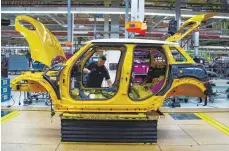  ?? FOTO: AFP ?? Mini-Produktion in Oxford, einer der ältesten Autofabrik­en der Welt. Durch die hohe Vernetzung der Autoindsut­rie gibt es in dieser Branche keine Gewinner bei einem harten Brexit.