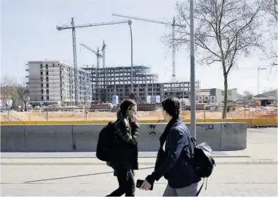  ?? Ricard Cugat ?? Dos mujeres caminan por una zona en obras del barrio de la Marina del Prat Vermell, en Barcelona.