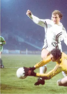  ?? ?? Viertelfin­ale im Europapoka­l der Pokalsiege­r 1976: Sturm-Torwart Refik Muftic vor Frankfurts Bernd Hölzenbein