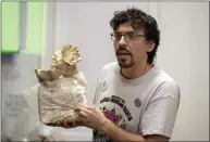  ?? PHOTO BY PATRICK TEHAN ?? Will Goss, who is working to decriminal­ize psychedeli­c mushrooms, holds a king oyster mushroom during a workshop.