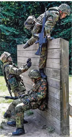  ?? FOTO: HEIMKEN/DPA ?? Genug Nachwuchs zu finden, ist für die Bundeswehr seit dem Ende der Wehrpflich­t 2011 schwierig. Dazu kommt ein Image-Problem.