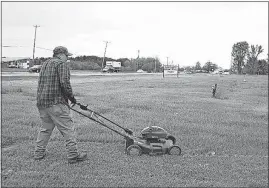  ?? [DEAN NARCISO/DISPATCH] ?? Paul O’Bryan, of Delaware, mows at Fairview Memorial Park, a Delaware County cemetery where four relatives are buried. O’Bryan and other volunteers with loved ones buried there have been mowing and pruning and weeding because the husband and wife who...