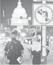  ?? — Gambar AFP ?? GEMPAR: Jabatan Polis Metropolit­an Washington menjalanka­n siasatan di tempat kejadian di luar Pintu Pangkalan Tiga Stadium Nationals Park di Washington DC, kelmarin.