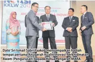  ??  ?? Dato’ Sri Ismail Sabri Yaakob menyampaik­an hadiah tempat pertama Anugerah Kualiti Inovasi Perkhidmat­an Awam (Pengurusan) kepada Ketua Pengarah MARA.