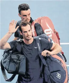  ?? /EFE ?? El tenista británico Andy Murray se despide del público tras ser derrotado por el español Roberto Bautista (detrás).